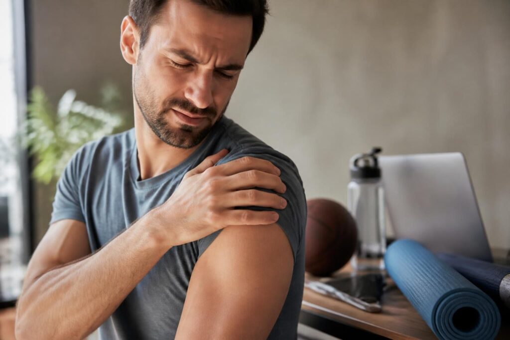 découvrez les causes courantes de la douleur à l'épaule gauche et profitez de conseils pratiques pour soulager et prévenir cet inconfort.